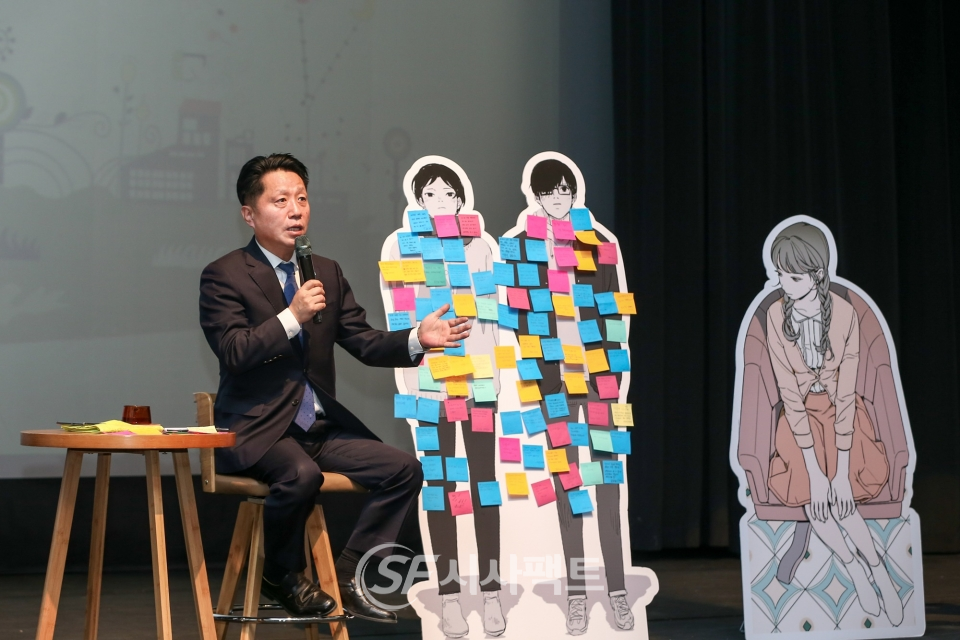 지난 15일 한국만화박물관에서 장덕천 부천시장이 행정체험 부업대학생들과 소통의 시간을 보냈다. [사진=부천시청]