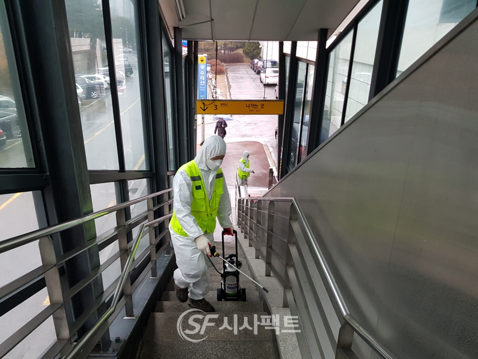 군포시보건소 직원이 지하철 수리산역 출입구 계단에서 휴대용 분 무기를 이용해 방역하고 있다. [사진=군포시청]