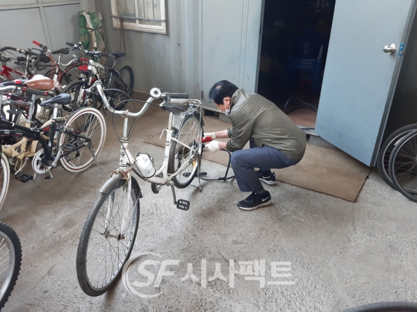 성남시 복정동 485-4 자전거 재생·재활용센터에서 근로 중인 지역공동체 일자리 참여자 [사진=성남시청]
