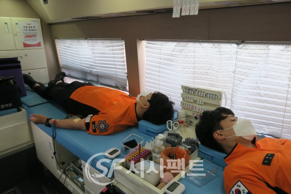 헌혈을 하고 있는 광명소방서 직원 모습 [사진=광명소방서]