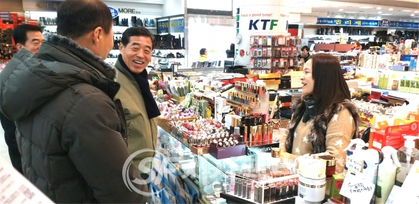 윤화섭 안산시장이 설 연휴였던 지난 1월24일 다농마트를 방문해 상인과 대화를 나누고 있다. [사진=안산시청]