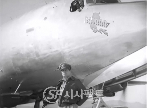 1950년 6월 29일 수원비행장에 도착한 맥아더 총사령관.(영상캡쳐) [사진=수원시청]