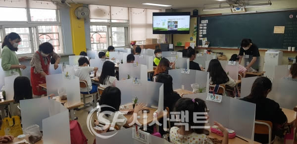 광명초등학교, 내친구 토피어리 만들기 모습 [사진=광명교육지원청]