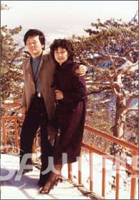 ▲김부겸 전 더불어민주당 의원과 아내 이유미씨의 1982년 설악산 신혼여행 당시의 모습 ⓒ김부겸 전 의원 페이스북