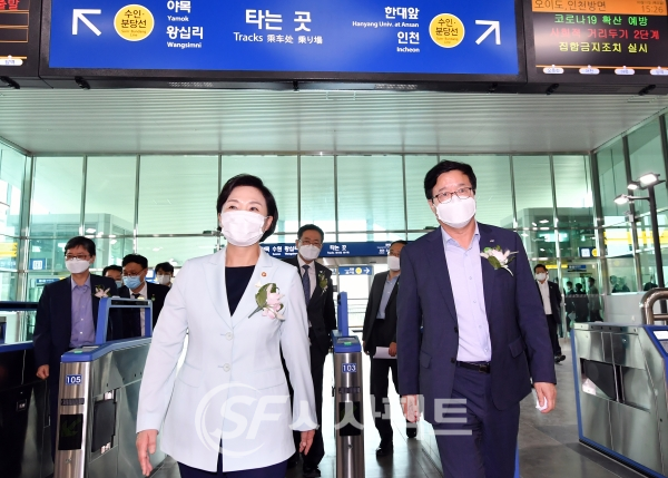 염태영 시장(오른쪽)과 김현미 국토교통부 장관이 고색역을 둘러보고 있다. [사진=수원시청]