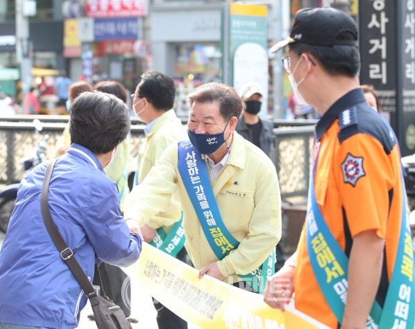 박승원 광명시장은 추석명절을 앞둔 9월 28일 오후 광명사거리역에서 시민에게 추석명절 인사를 전하고 안전한 추석보내기를 당부했다. [사진=광명시청]