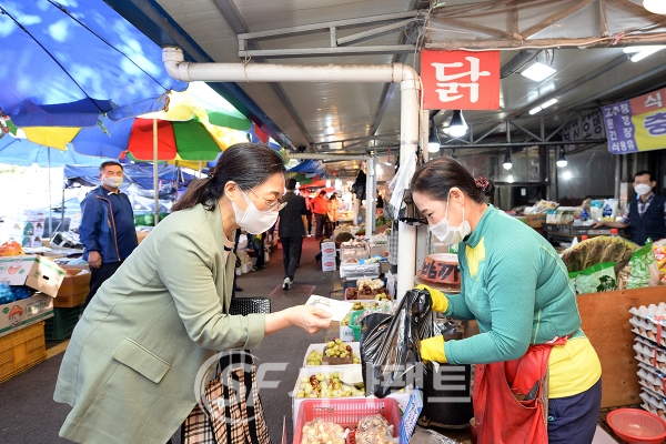 은수미 성남시장이 전통시장에서 지역상품권으로 물건값을 치르고 있다 [사진=성남시청]