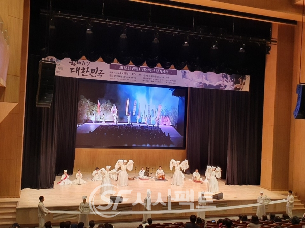 광명시립농악단은 11월 18일 ‘힘내라! 대한민국’이라는 주제로 광명극장에서 제12회 정기공연을 열었다(진도씻김굿) [사진=광명시청]