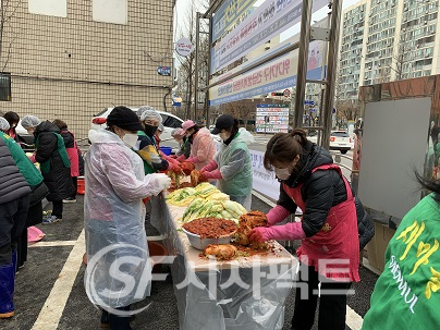 광명시 하안4동 새마을은 11월 23일  24일 양일 간 행정복지센터에서 사랑의 김치 담그기 행사를 열었다. [사진=광명시청]