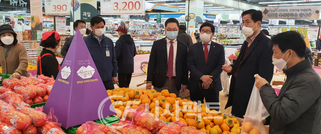 성남시 소재 농협성남유통센터 1층 특설판매장에서 진행하는 '2020 가을걷이 전남우수농산물 행복장터'
