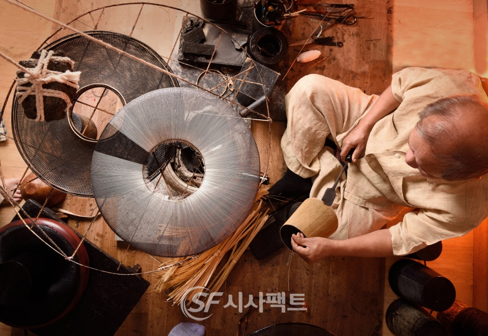 ▲갓을 제작하고 계시는 국가지정 중요 무형문화재 박창영 선생의 모습 ⓒ본인제공
