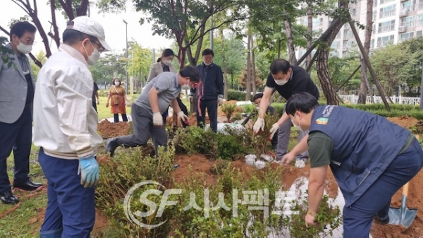 광명시 광명6동 주민자치회는 10월 7일 주민세 환원 마을사업으로 우리공원에 꽃나무를 심었다. [사진=광명시청]