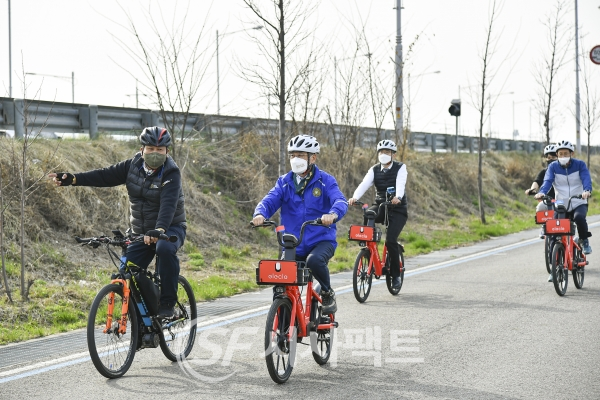 정하영 김포시장, 서울연결 한강변 자전거길 현장점검 [사진=김포시청]