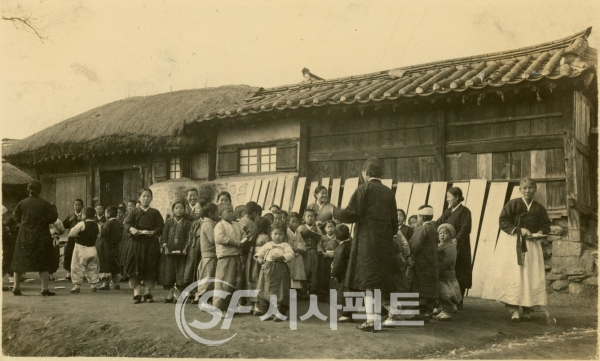 샘골에서 아이들을 인솔하는 최용신-뒷모습의 여성으로 추정-1930년대, 한국YWCA연합회 제공