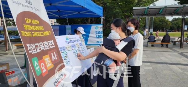 광명시 광명여성새로일하기센터는 지난 9월 22일 광명시민체육관 대리석 광장에서 ‘2022년 디딤돌동아리와 사회적경제가 함께하는 플리마켓’을 개최했다 [사진=광명시청]