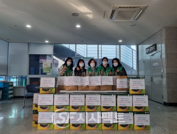 광명시 철산3동 새마을부녀회는 19일 동 행정복지센터에서 관내 취약계층을 위해 설맞이 물품을 기부했다 [사진=광명시청]