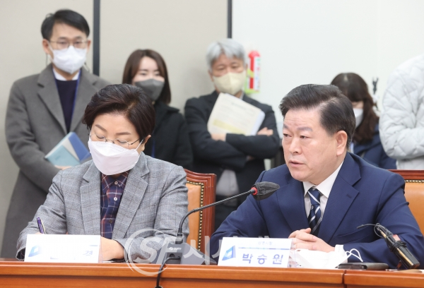 박승원 광명시장은 지난 26일 국회에서 열린 「난방비 폭탄 민주당 지방정부·의회 긴급 대책회의」에 참석했다. [사진=광명시청]