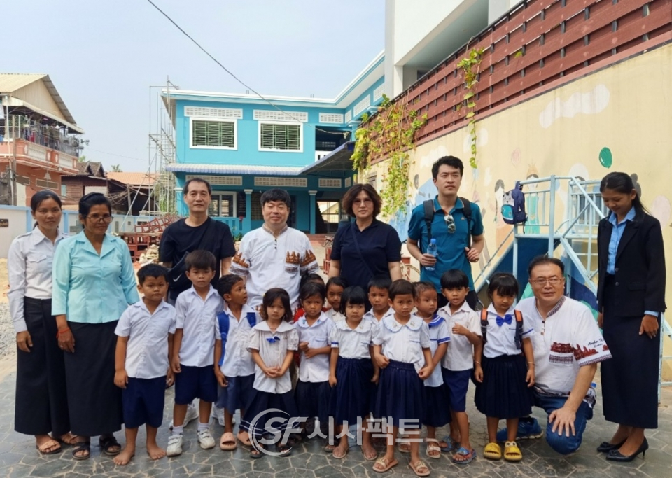 ▲지난 2월 12일 씨엠립주 뷔이어쩐 초등학교 방문 기념 촬영 모습 ⓒ시사팩트