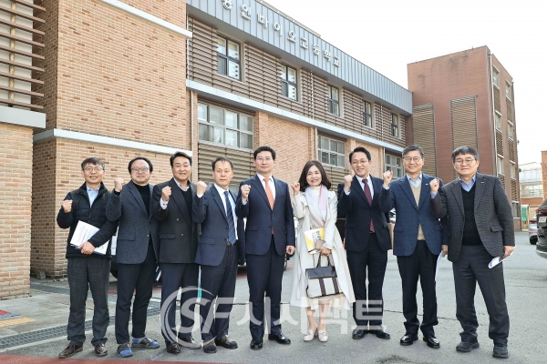 이상일 용인특례시장이 용인바이오고등학교를 찾아 경기도교육청 관계자들과 지역 인재 양성 방안을 논의했다. [사진=용인시청]